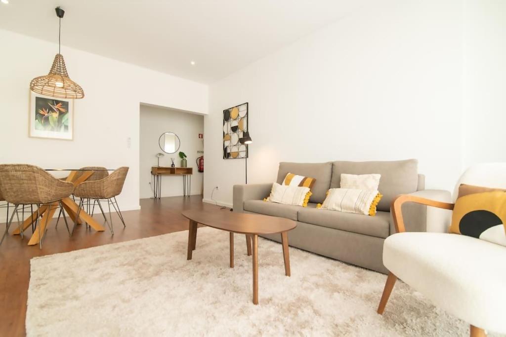 Cozy Sea View Apartment Near City & Airport 蓬塔德尔加达 外观 照片