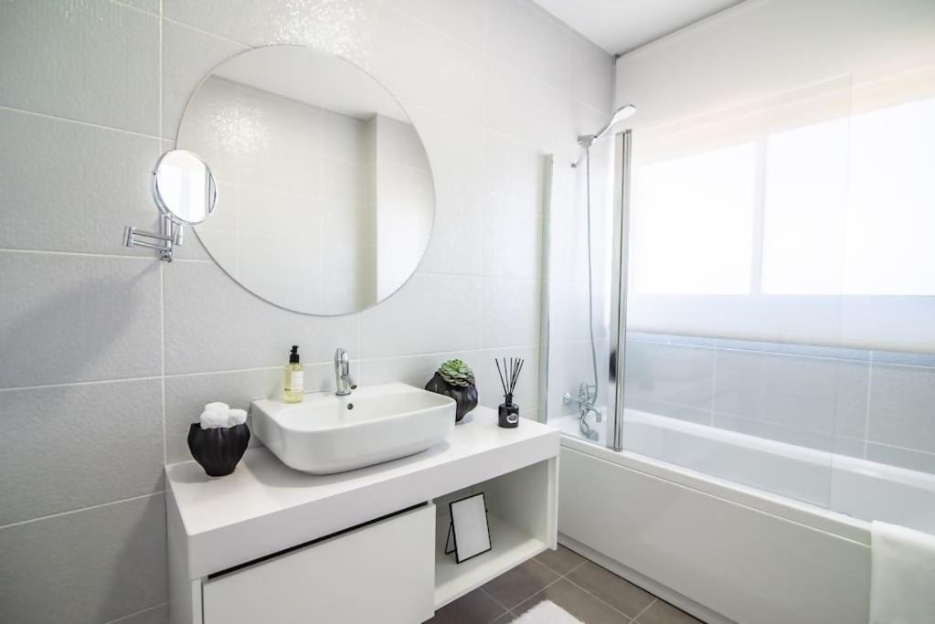 Cozy Sea View Apartment Near City & Airport 蓬塔德尔加达 外观 照片